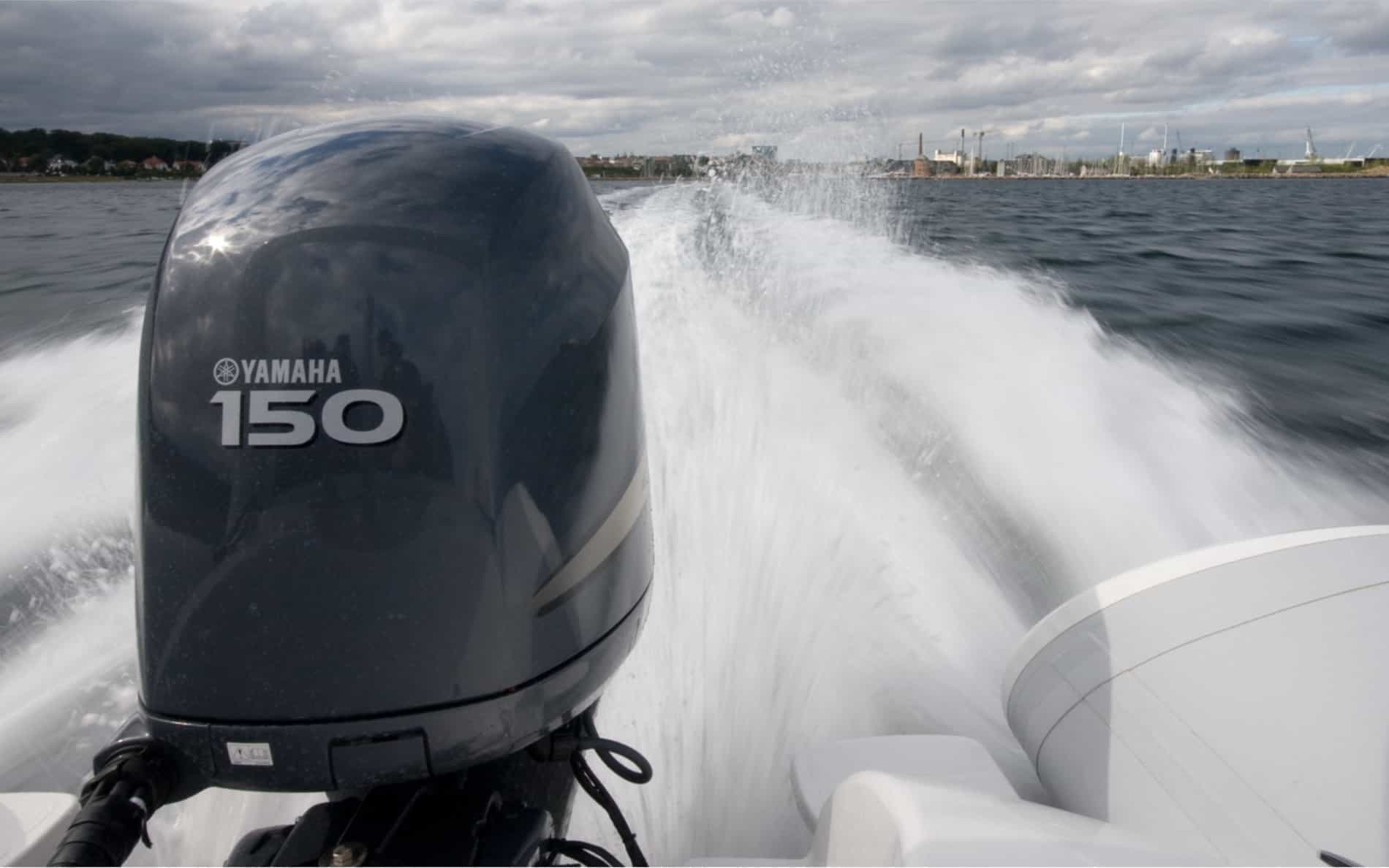 <div>Går du og drømmer om at sejle de danske farvande tynde i en lækker speedbåd? Så har du brug for et speedbådskørekort. </div><p><br></p><p>Med et speedbådskørekort kan du efter gældende dansk lov føre en større speedbåd i Danmark – og dit speedbådskørekort vil også gælde i mange andre lande. Et speedbådskørekort hos Sailors koster 950 kr.</p>